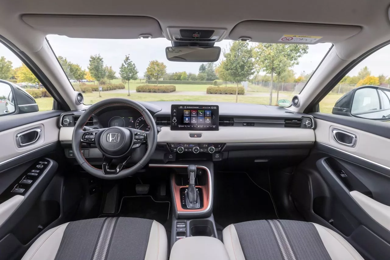 Vista frontal del habitáculo del Honda HR-V, mostrando volante y consola central.