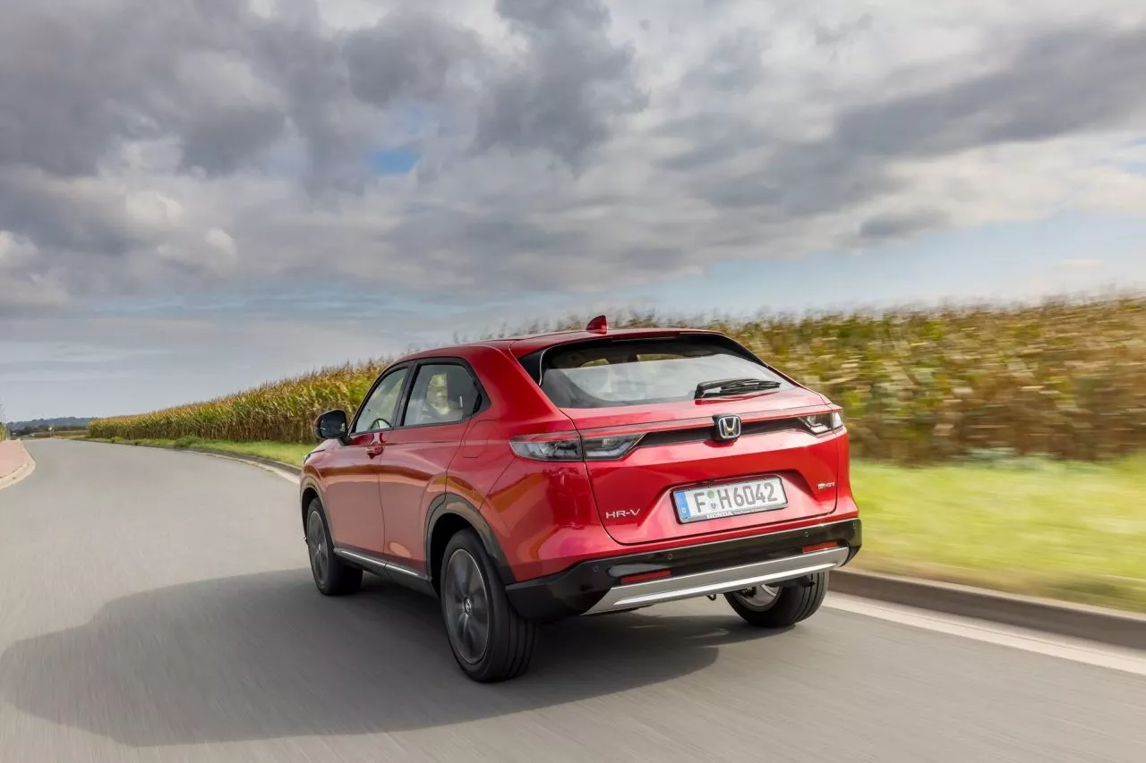 Vista dinámica del Honda HR-V destacando su diseño trasero y perfil lateral.