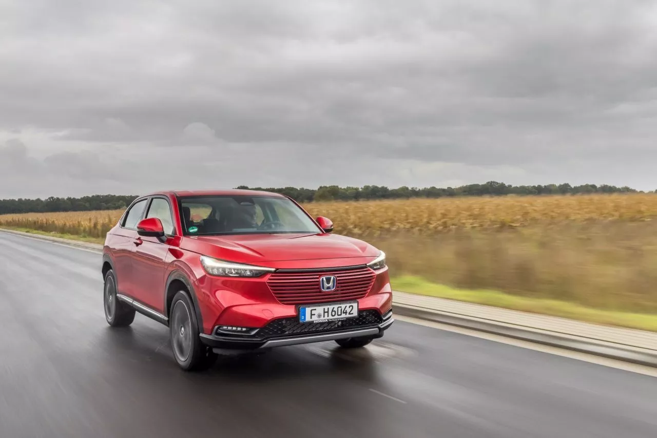 Vista dinámica del Honda HR-V en carretera, destacando su diseño trasero y lateral.