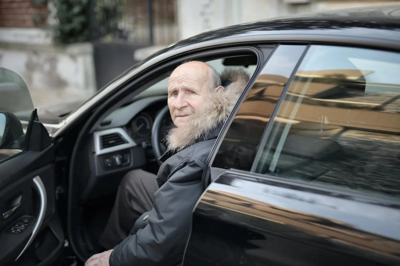 Anciano Abuelo Conduciendo