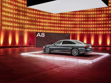 Vista lateral Audi A8 destaca su diseño aerodinámico y líneas elegantes.