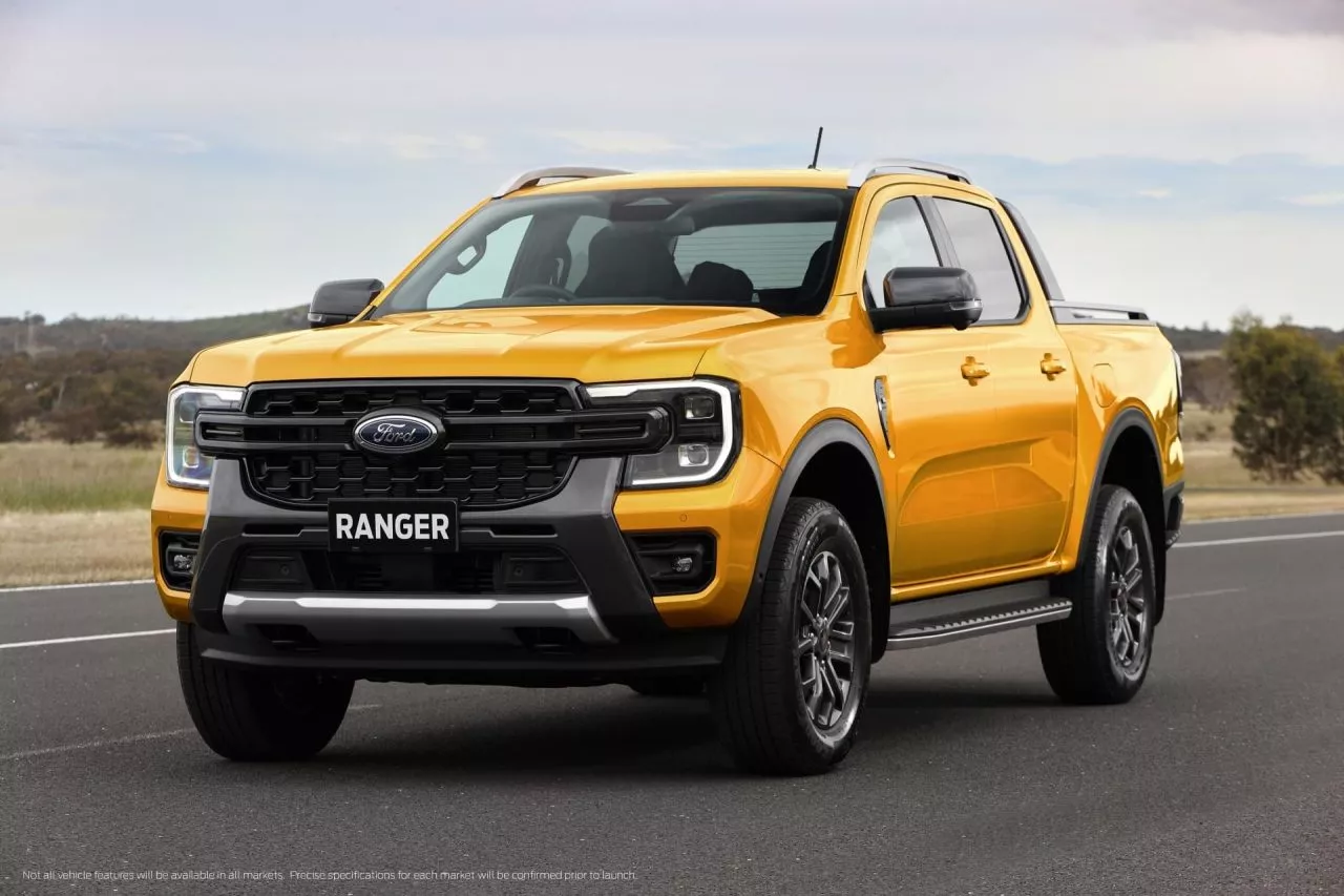 Ford Ranger amarillo con perspectiva delantera y lateral, diseño robusto.