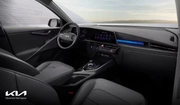 Vista interior dinámica del Kia Niro destacando asientos y acabados.