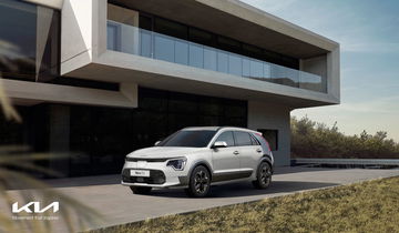 Vista angulada del Kia Niro resaltando su diseño frontal y perfil.