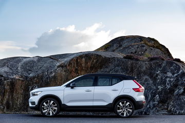 Volvo Xc40 Recharge P8 Awd In Glacier Silver