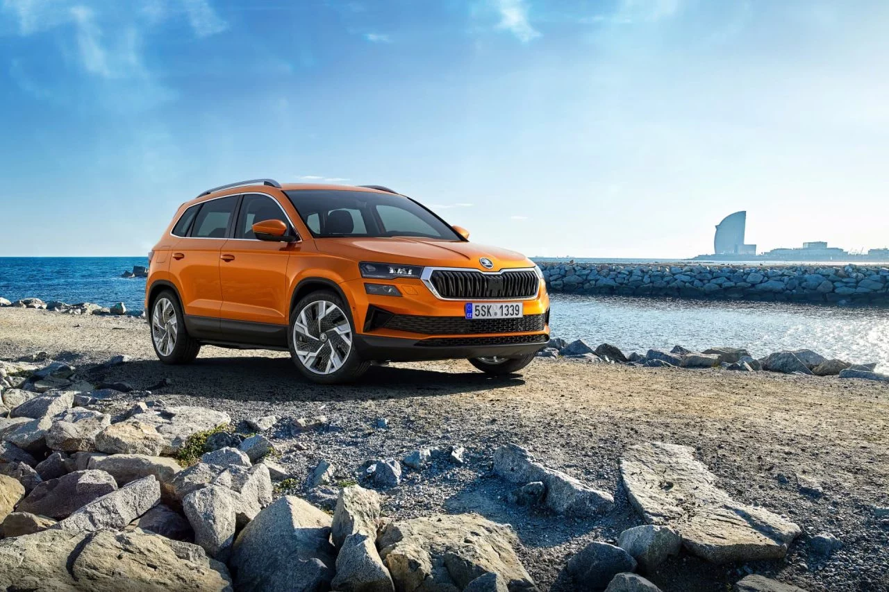 Skoda Karoq 2022 08 Exterior Frontal Naranja