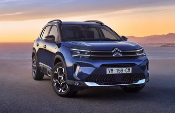 Vista frontal y lateral del Citroën C5 Aircross resaltando su diseño robusto.