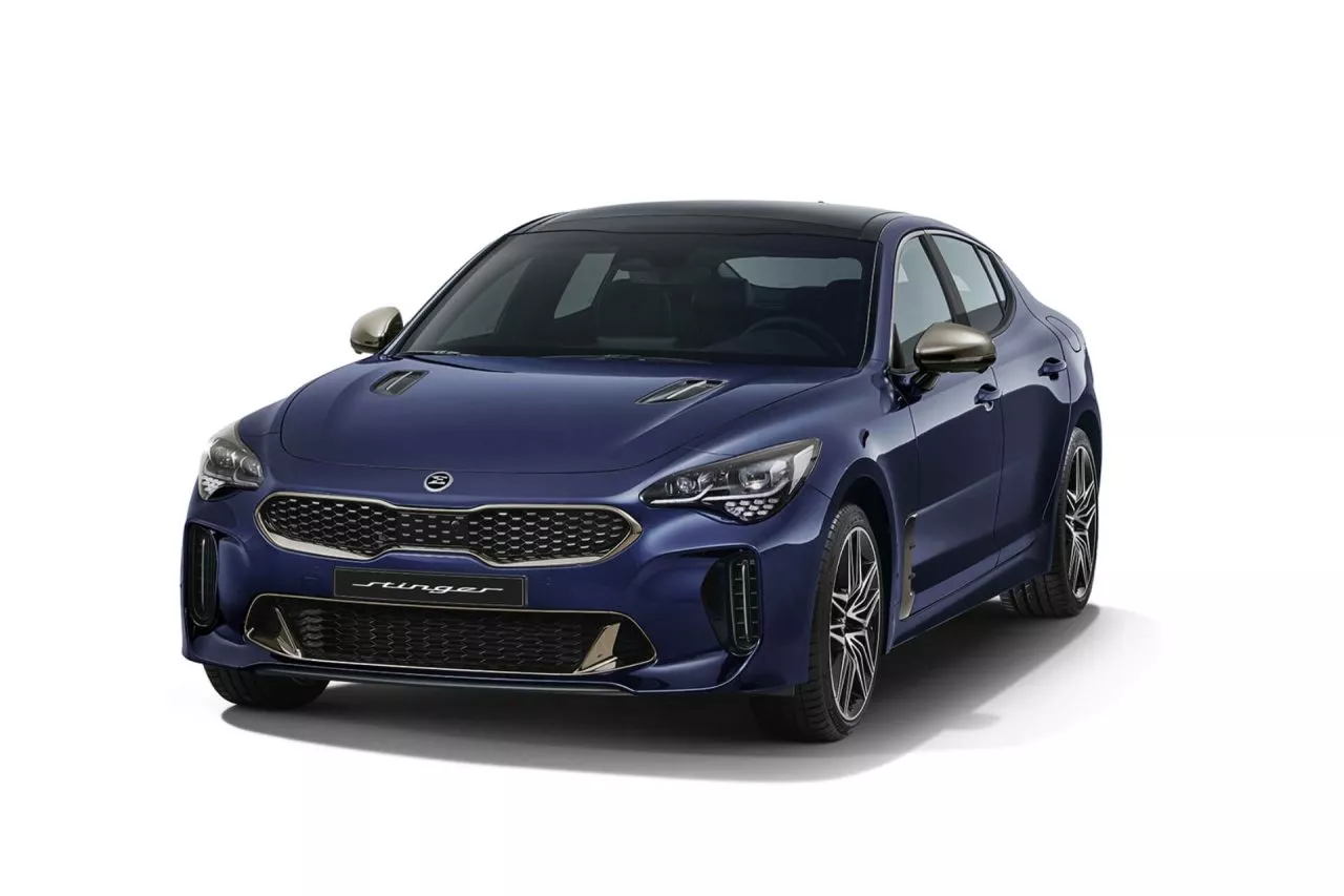 Vista angular delantera del Kia Stinger resaltando su diseño deportivo.