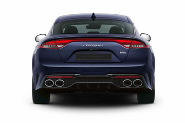 Vista trasera del Kia Stinger destacando su diseño deportivo y sistema de escape cuádruple.