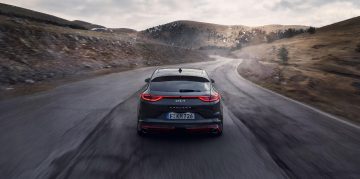 Vista trasera del Kia ProCeed destacando su diseño deportivo.