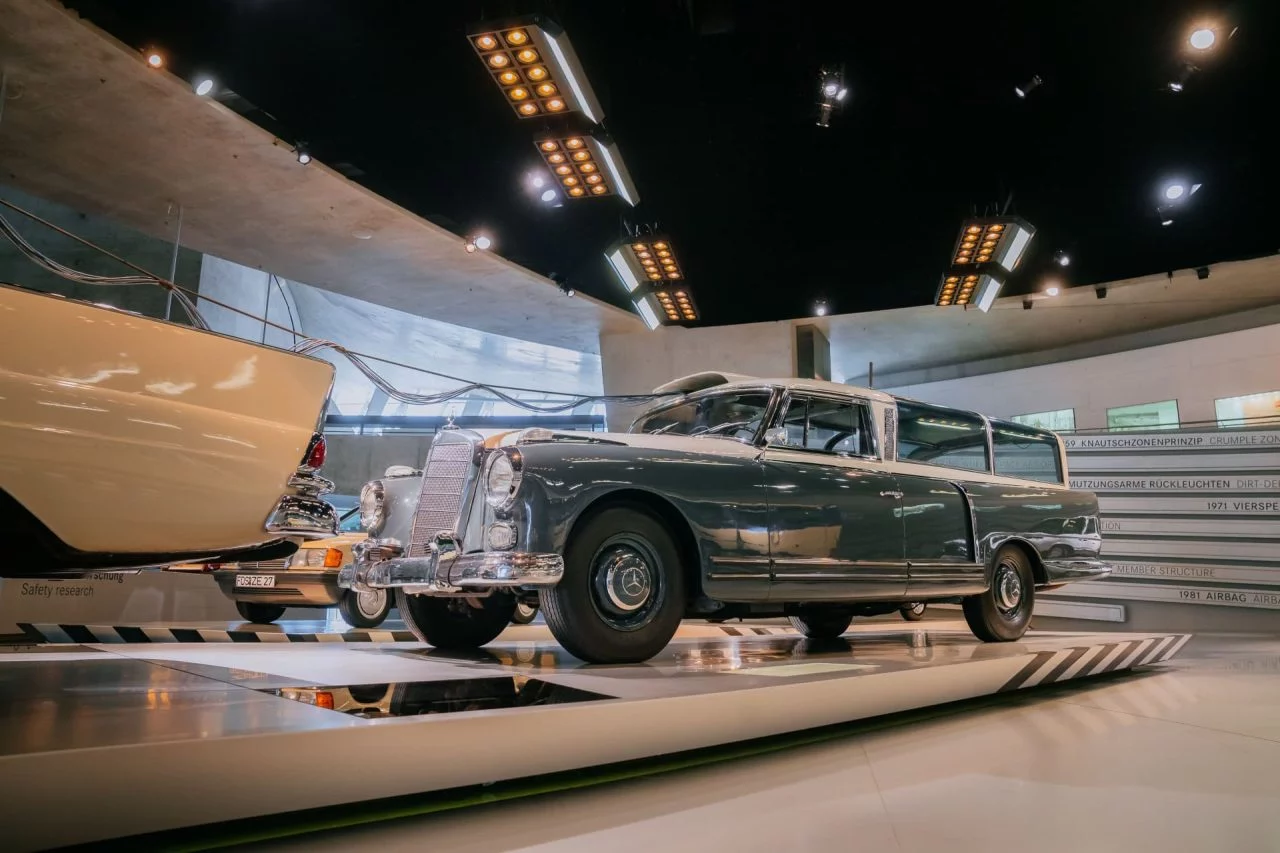 Vorne „adenauer“, Hinten Datenlabor: Mercedes Benz 300 Messwagen Von 1960 “adenauer” In The Front, Data Laboratory In The Rear: The Mercedes Benz 300 Measuring Car From 1960