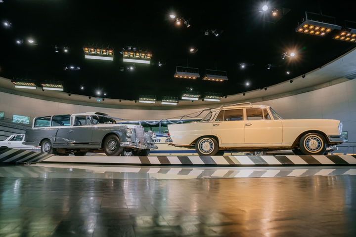 Vorne „adenauer“, Hinten Datenlabor: Mercedes Benz 300 Messwagen Von 1960 “adenauer” In The Front, Data Laboratory In The Rear: The Mercedes Benz 300 Measuring Car From 1960