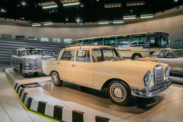 Vorne „adenauer“, Hinten Datenlabor: Mercedes Benz 300 Messwagen Von 1960 “adenauer” In The Front, Data Laboratory In The Rear: The Mercedes Benz 300 Measuring Car From 1960