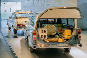 Vorne „adenauer“, Hinten Datenlabor: Mercedes Benz 300 Messwagen Von 1960 “adenauer” In The Front, Data Laboratory In The Rear: The Mercedes Benz 300 Measuring Car From 1960