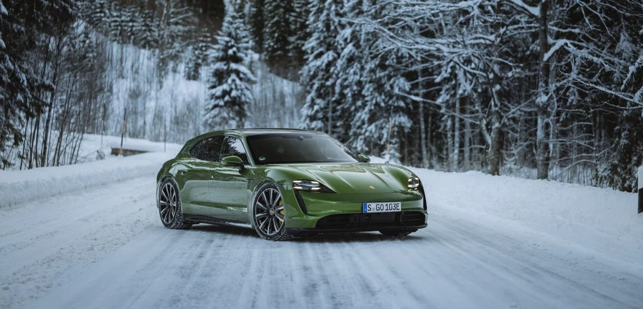 Portada Porsche Taycan Turbo S Sport Turismo Mamba Green 19