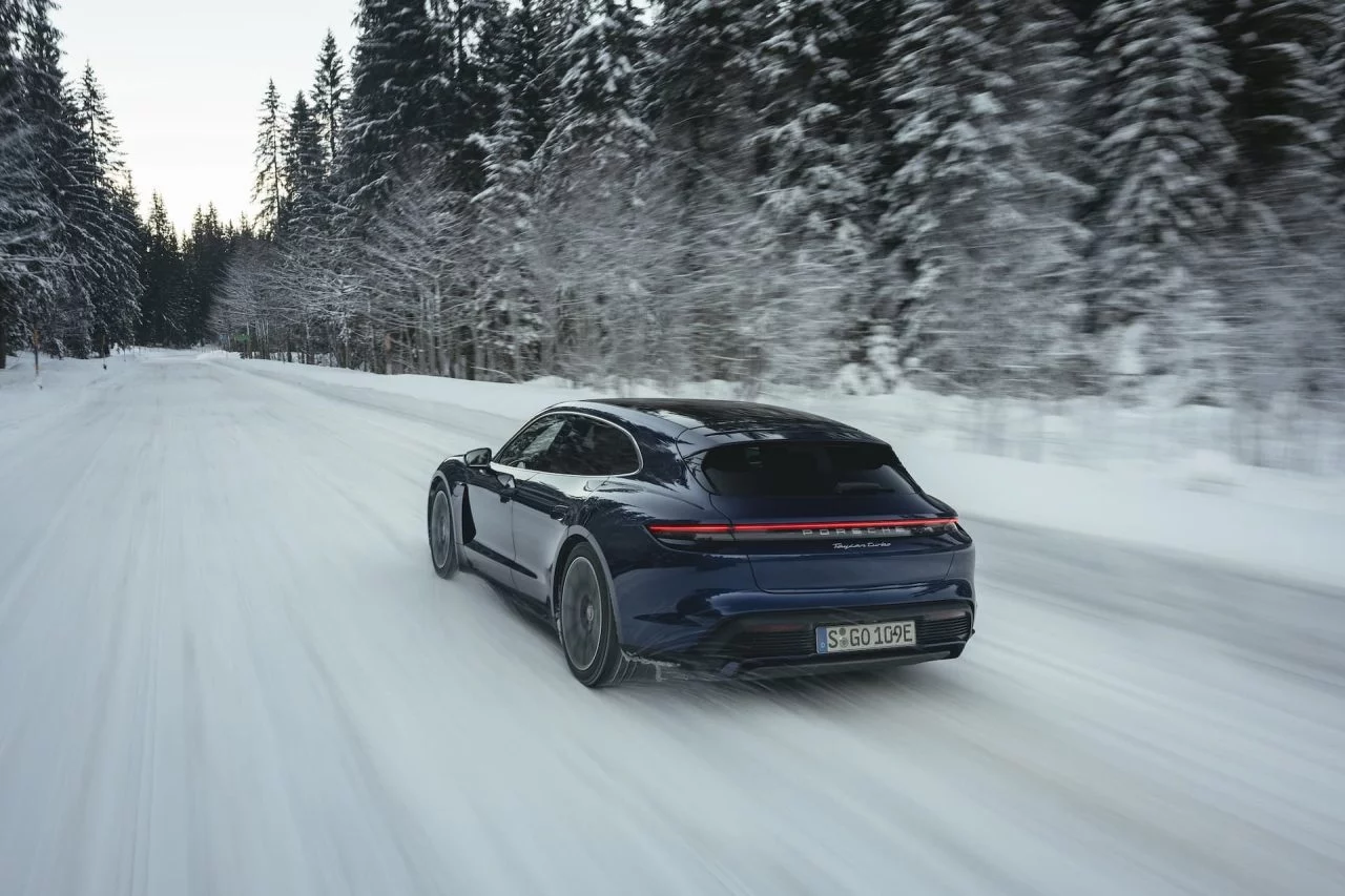 Prueba Porsche Taycan Turbo Sport Turismo Gentian Blue 2