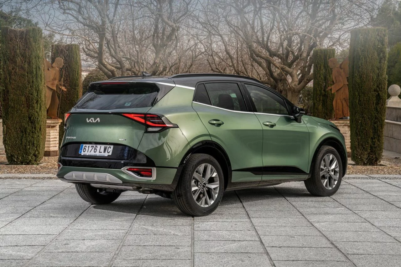 Ángulo que muestra la línea y diseño trasero del Kia Sportage.