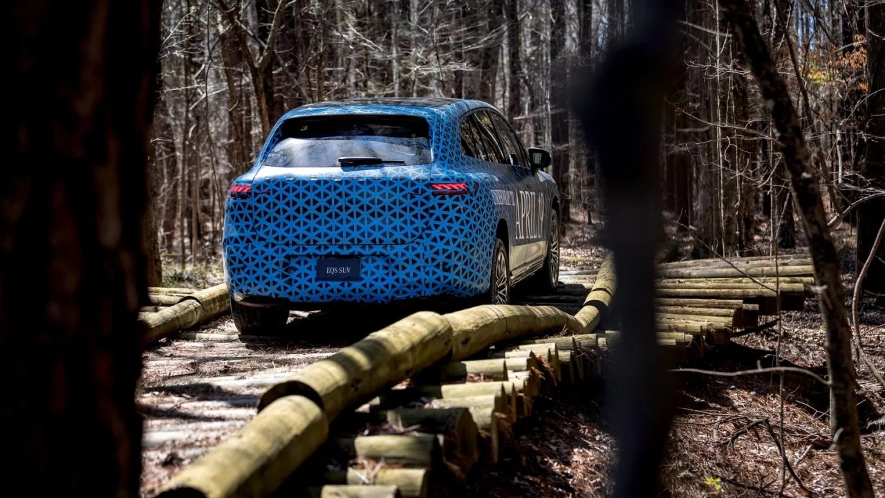 Der Eqs Suv Auf Dem Testgelände Des Mercedes Benz Werks Tuscaloosa The Eqs Suv On The Test Track Of The Mercedes Benz Tuscaloosa Plant