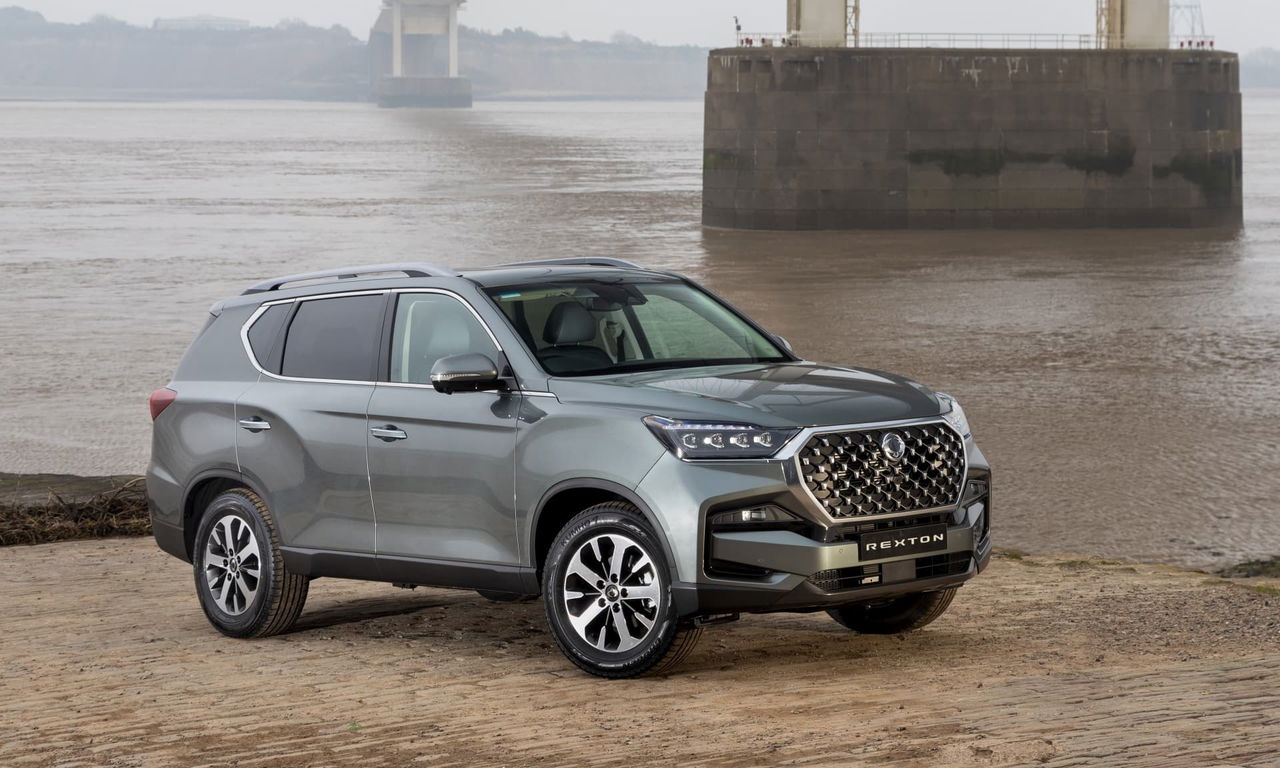 Vista lateral del SsangYong Rexton 2022, destacando su línea robusta y dinámica.