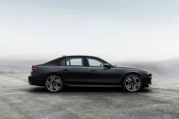 Vista lateral del BMW Serie 7 que muestra su elegante silueta y diseño aerodinámico.
