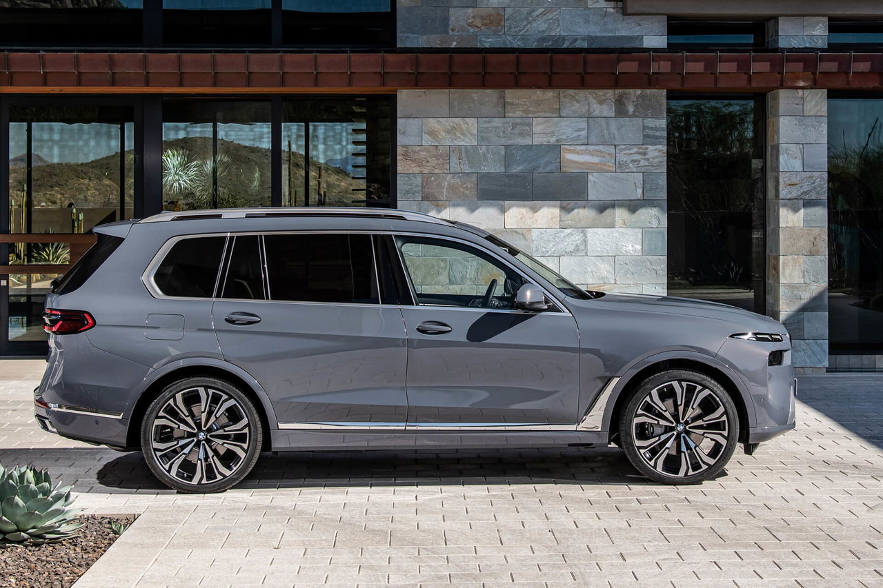 Vista lateral del BMW X7 que muestra su línea deportiva y elegante.