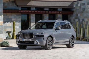 Imponente aspecto del BMW X7 con su frontal prominente y líneas laterales.