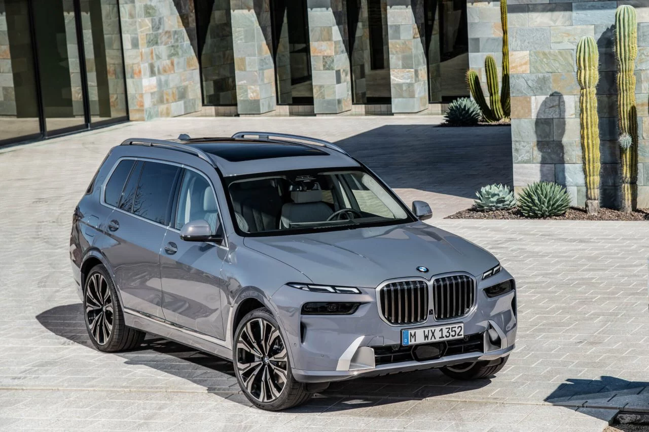 El BMW X7 muestra su robusto perfil y frontal dominante.