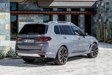 Vista trasera y lateral del BMW X7, destacando su diseño robusto y elegante.