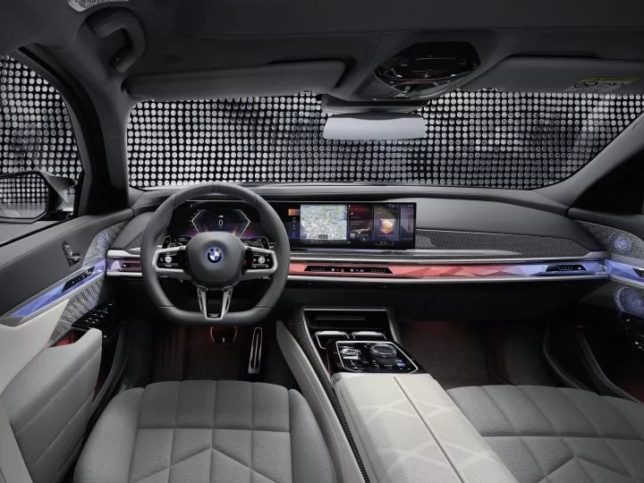Vista del lujoso habitáculo del BMW Serie 7, destacando su tecnología de punta
