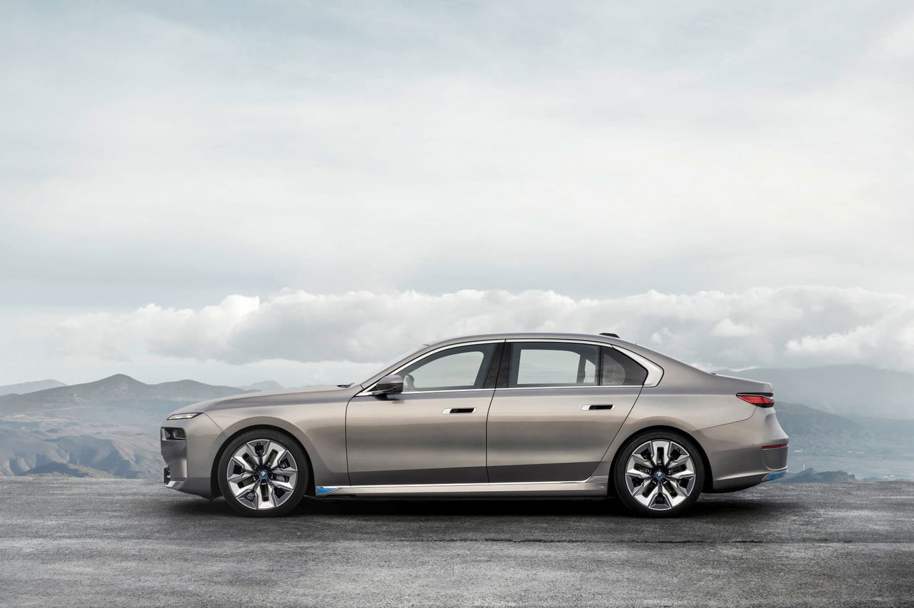 Vista lateral del BMW i7 destacando su línea y diseño aerodinámico.