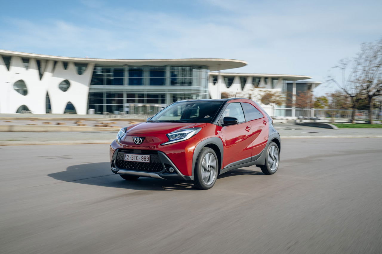 Toyota Aygo X Cross Chili Red Conduciendo 51