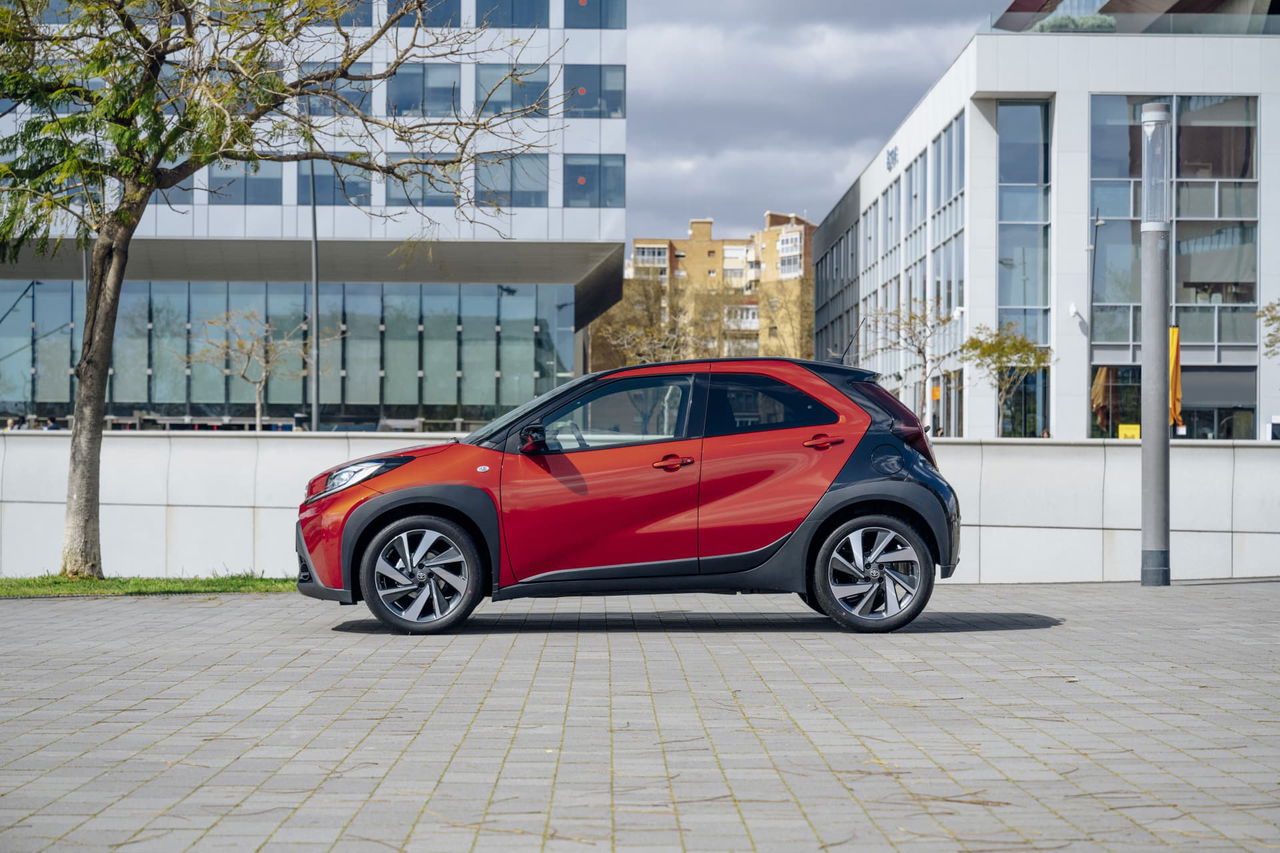 Toyota Aygo X Cross Red Chili Parado 7