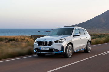 Dinámica y deportiva, el BMW X1 muestra su imponente frontal en movimiento.