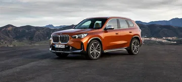 BMW X1 exponiendo líneas dinámicas desde una perspectiva frontal y lateral.