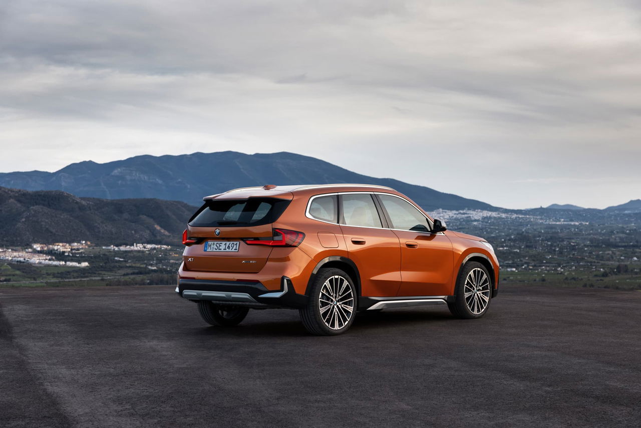 Vista dinámica del BMW X1 mostrando línea deportiva y trasera robusta.