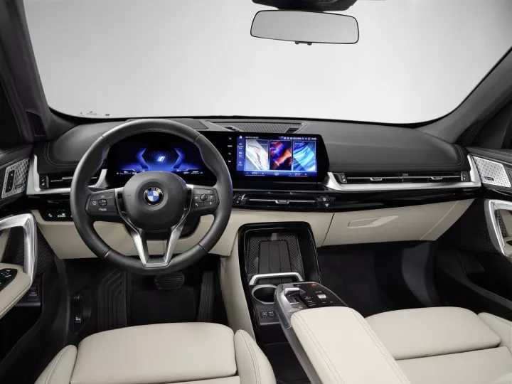 Vista detallada del puesto de conducción del BMW X1 con panel de instrumentos digital.
