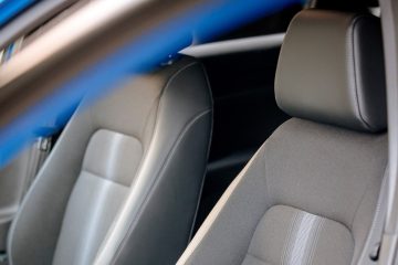 Vista lateral de los asientos del Honda Civic, tapicería de alta calidad.