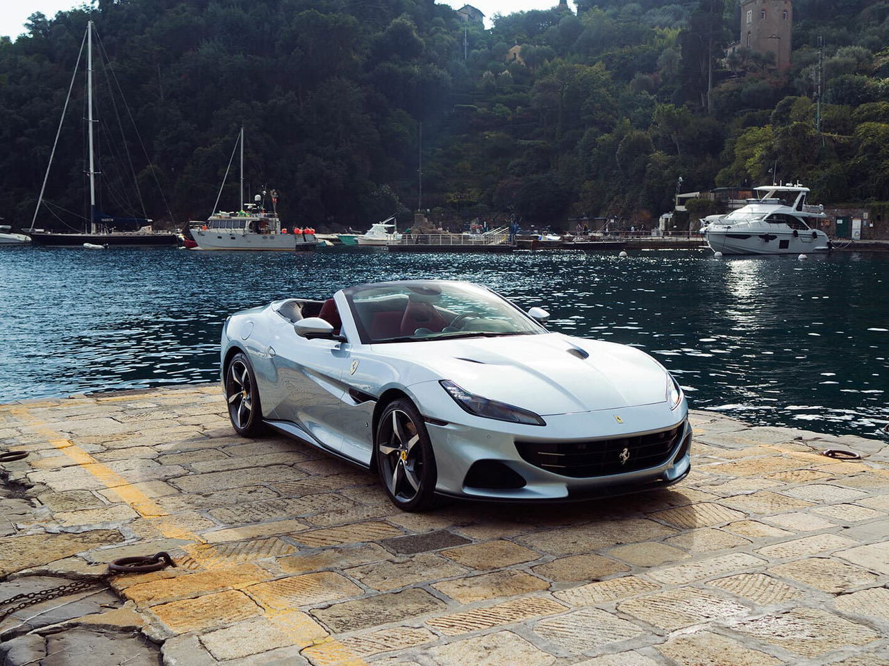 Vista angular delantera del Ferrari Portofino M en costa.