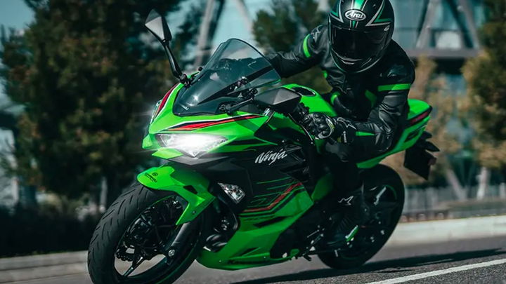 Kawasaki Ninja 400 Action