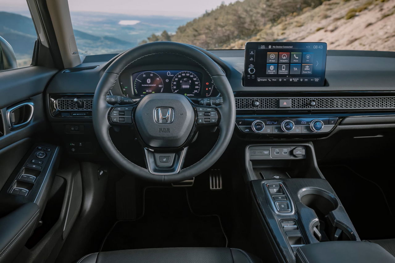 Vista del volante e instrumentación digital del Honda Civic.