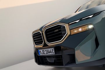 Vista angulada de la parrilla frontal del BMW XM con detalles dorados