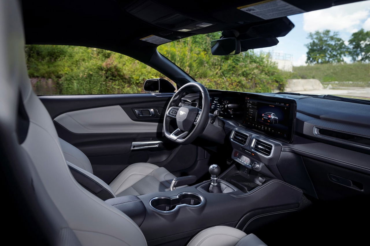 Vista del habitáculo destacando el diseño deportivo y tecnológico del Ford Mustang.