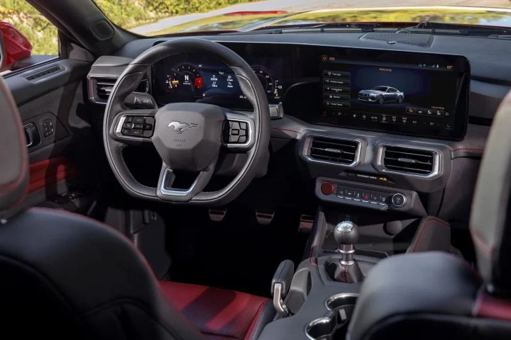 Vista de la cabina del Ford Mustang, destacando su volante y panel de instrumentos.