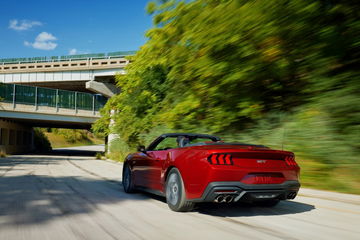 Ford Mustang en movimiento destacando su diseño trasero y lateral.