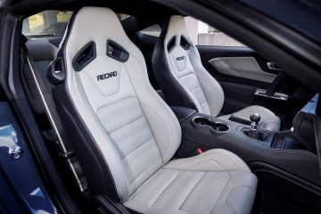 Asientos deportivos Recaro en un Ford Mustang, resaltando su carácter deportivo.