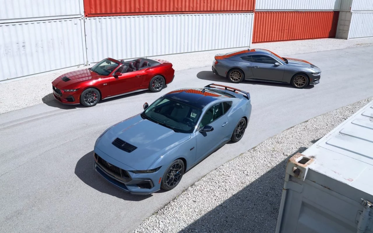 Tres Ford Mustang en formación, vista aérea destacando diseño y proporciones.