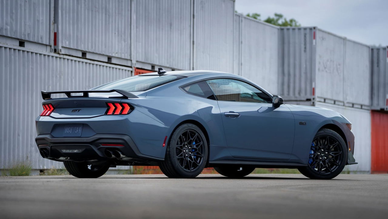 Perfil icónico del Ford Mustang mostrando su línea aerodinámica.