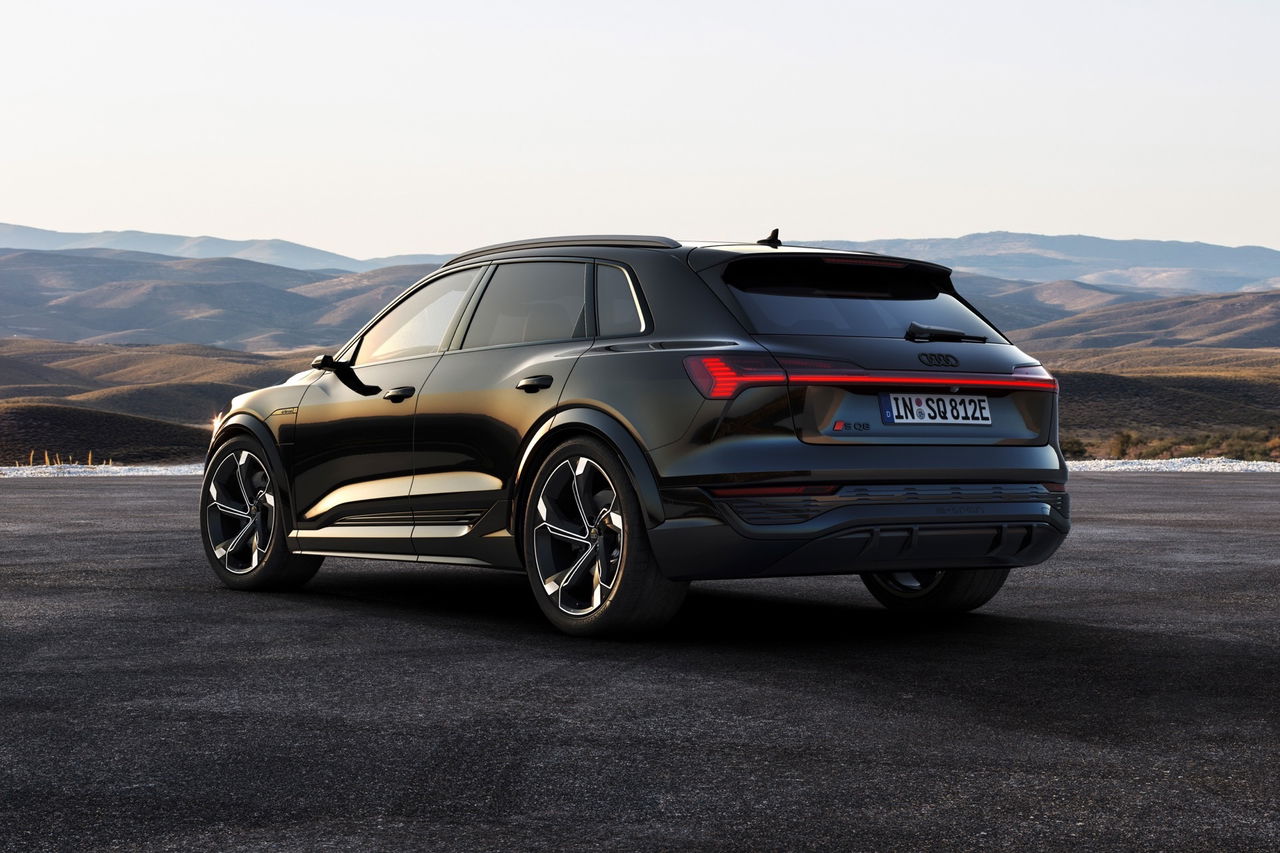 Vista trasera y lateral del Audi Q8 e-tron destacando su diseño robusto.