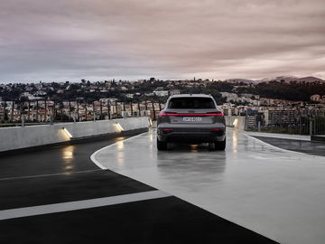 Vista trasera y lateral del Audi Q8 e-tron iluminado al atardecer