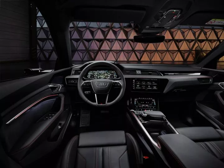 Vista del volante y panel de instrumentos digitales del Audi Q8 e-tron.